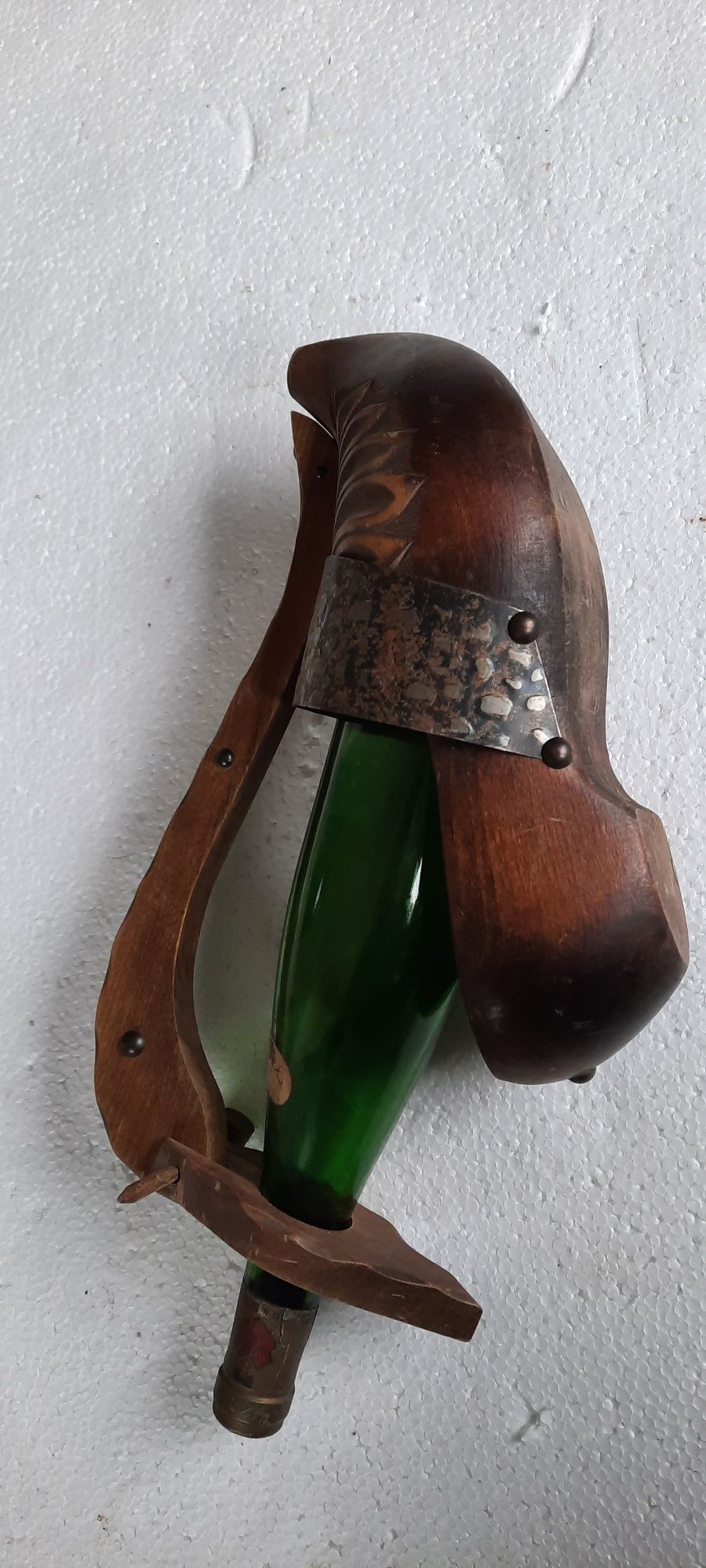 Suport original din lemn masiv pentru sticle de vin