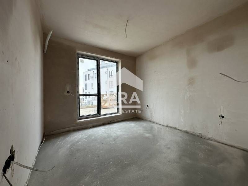 Тристаен, ексклузивен, източен апартамент за продажба, с голяма дневна