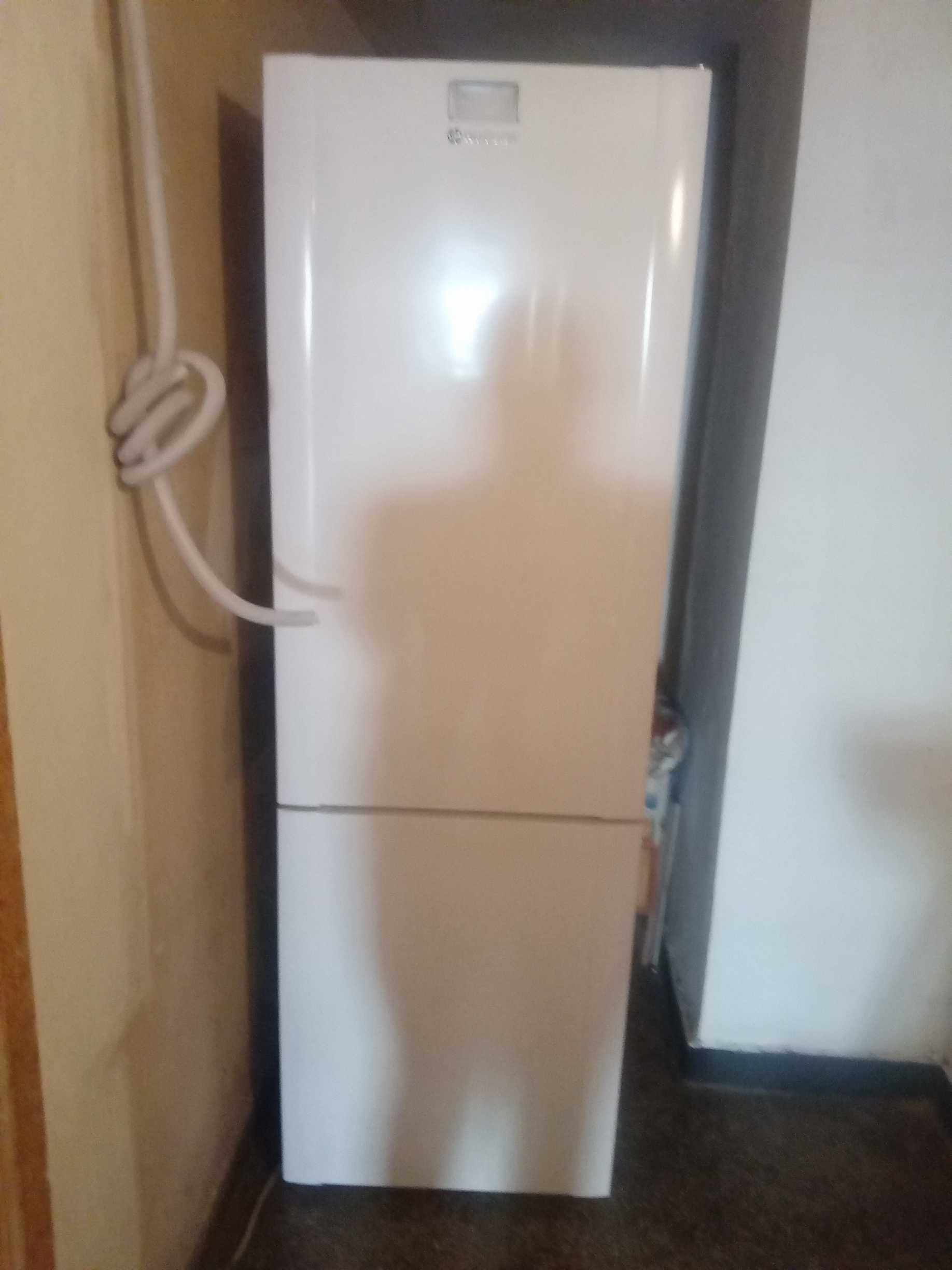 Продавам хладилник Hoover