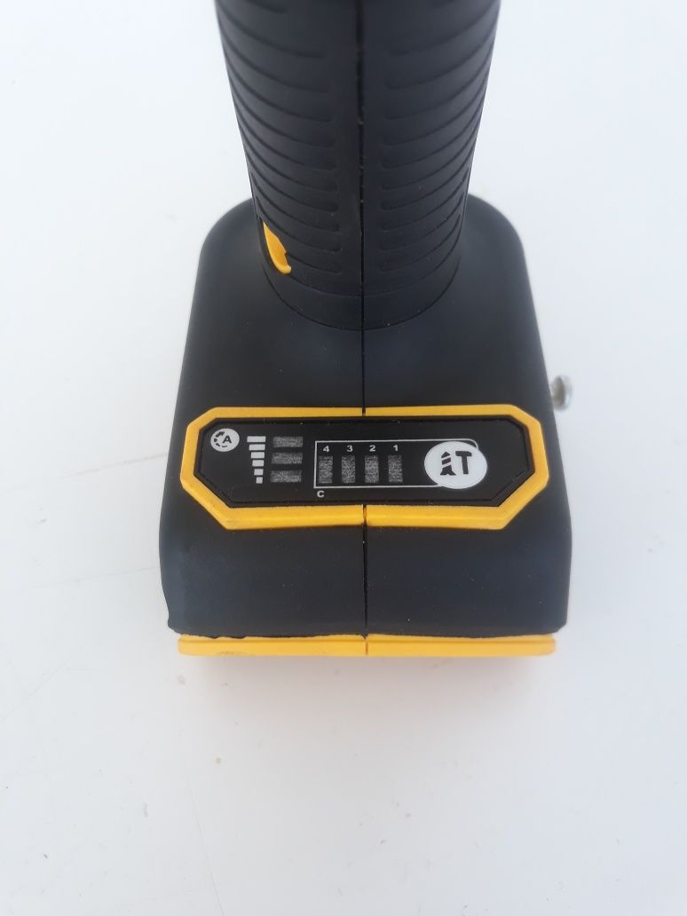 Vând Impact DeWALT 18-20 V