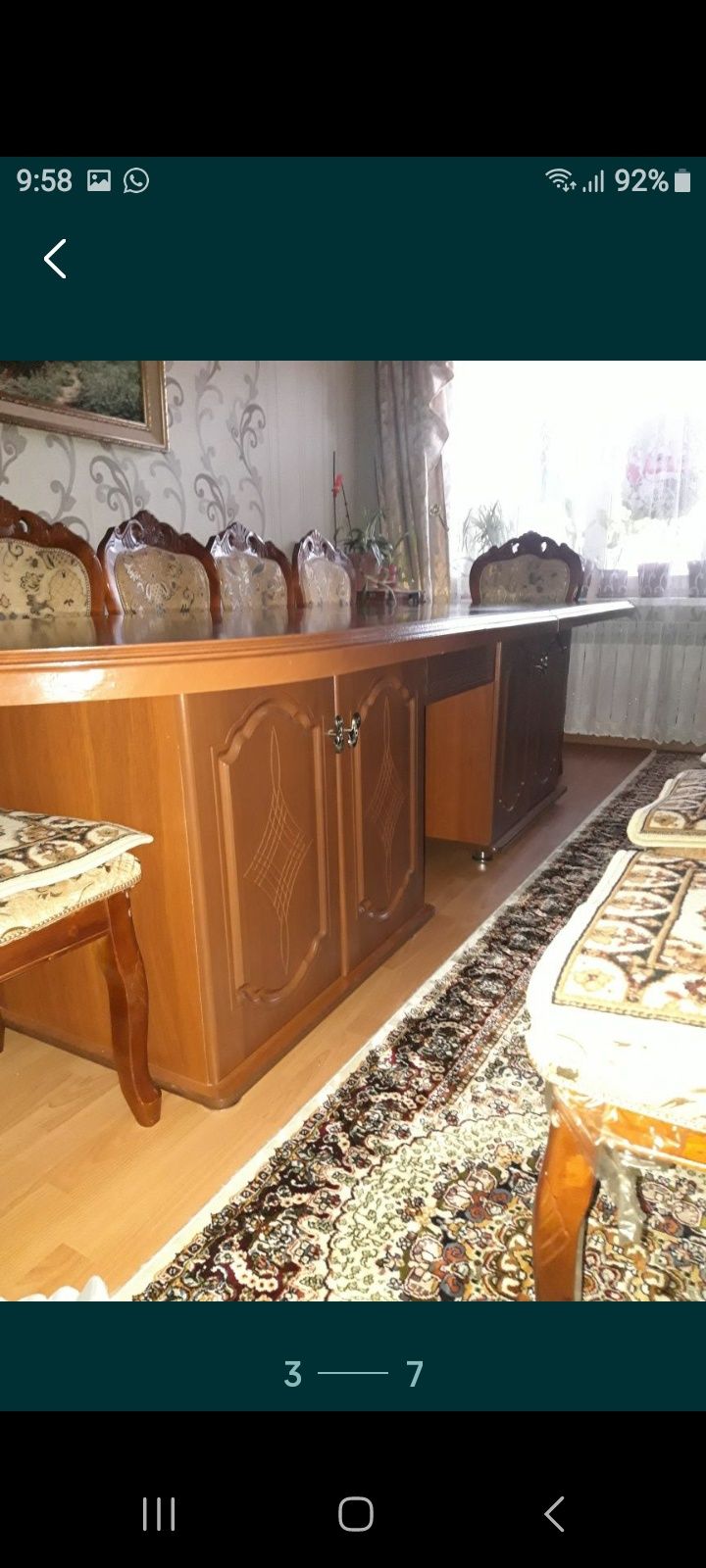 Стол с стульями и шкафами для посуды