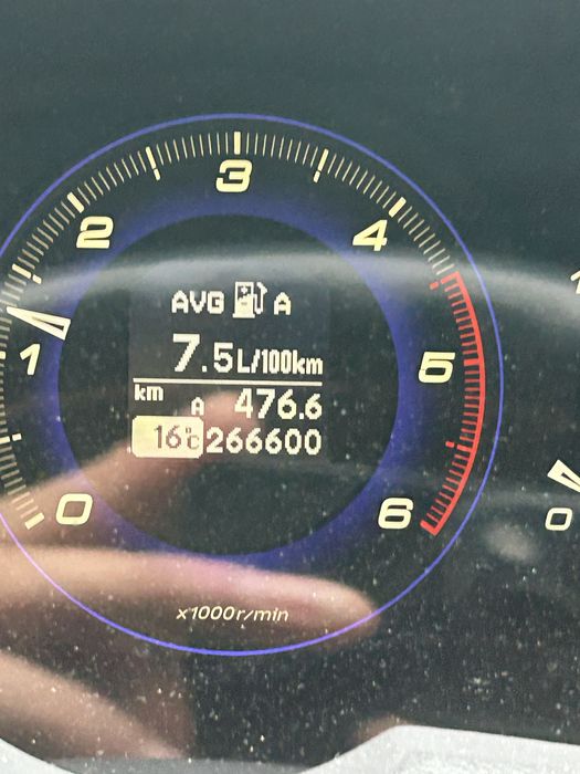 Honda Civic cu bara si farul avariate