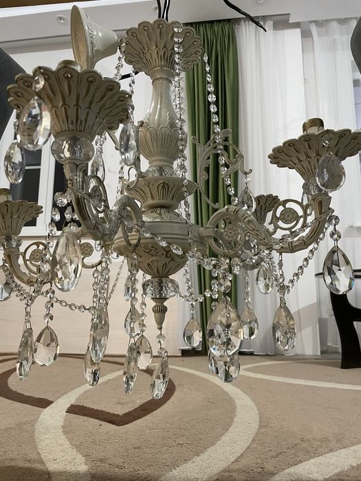 Люстра в хорошем состоянии!