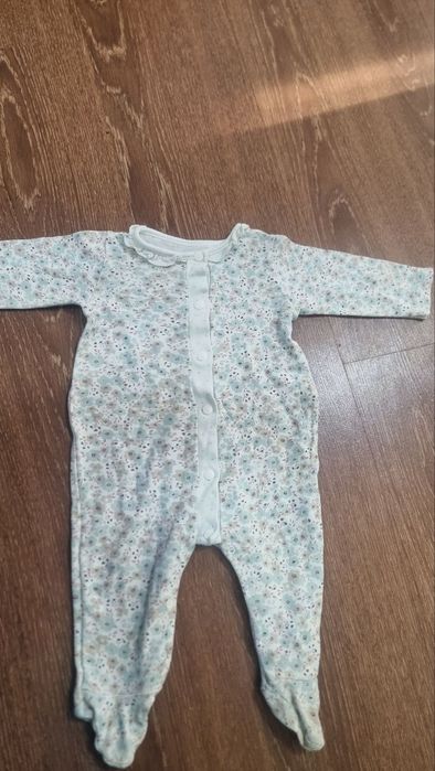 Цена за все вещи 0-9 мес Комбинезон платье слипы шапка шарф
Юнусобод 1