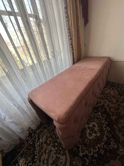 Розовая мягкая кушетка — идеальный вариант для дома и салона красоты!