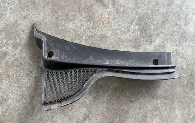 Grila stergator dreapta 5N2819404 Volkswagen VW Tiguan prima generati