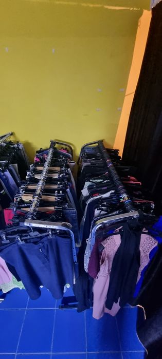 Vand stendere si 1000 kg haine second hand sau schimb cu diverse