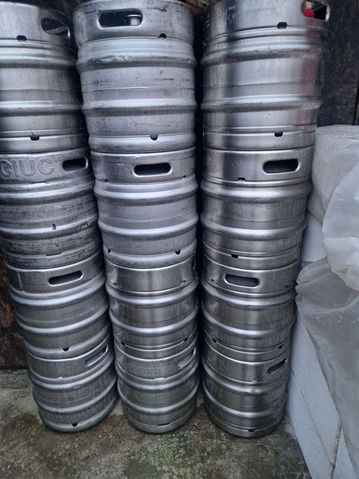 De vânzare butoaie inox 30l cu filet la dop 200ron per butoi