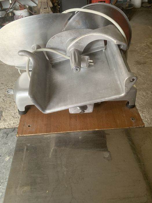 Vand feliator profesional pentru carne