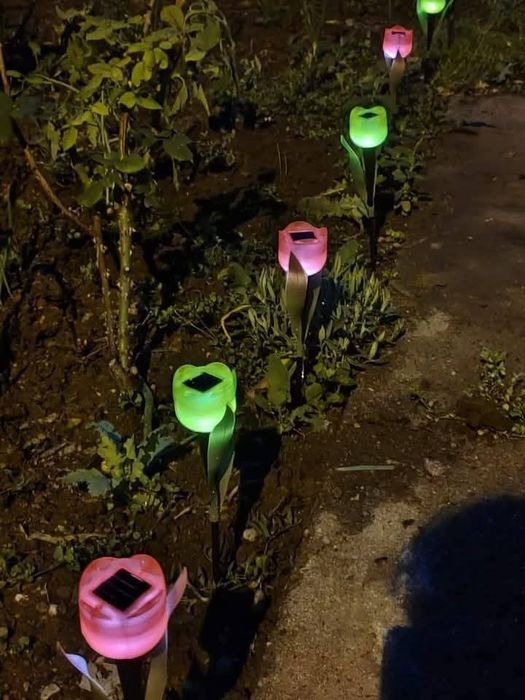 Lampa solara in forma de lalea