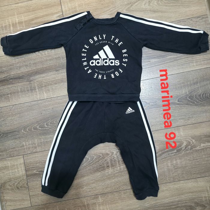 Vând trening Adidas copii mărimea 92 stare  bună