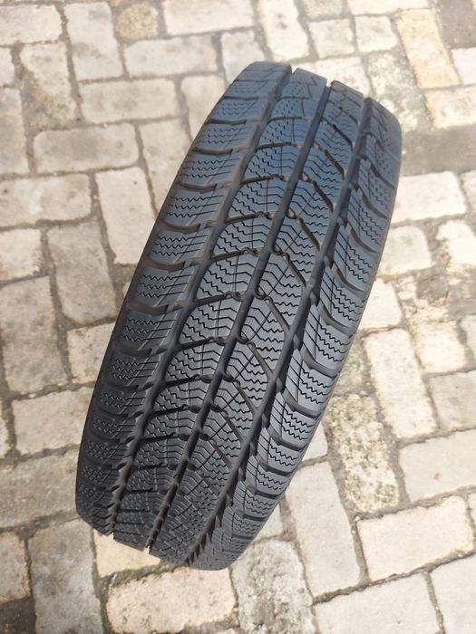 O bucată 225/215 60/55 R17C M+S iarnă - una Continental Semperit Falke