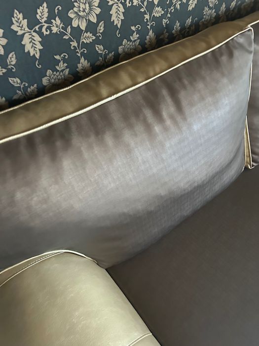 Диван в 2 цвята облегалки и холна маса