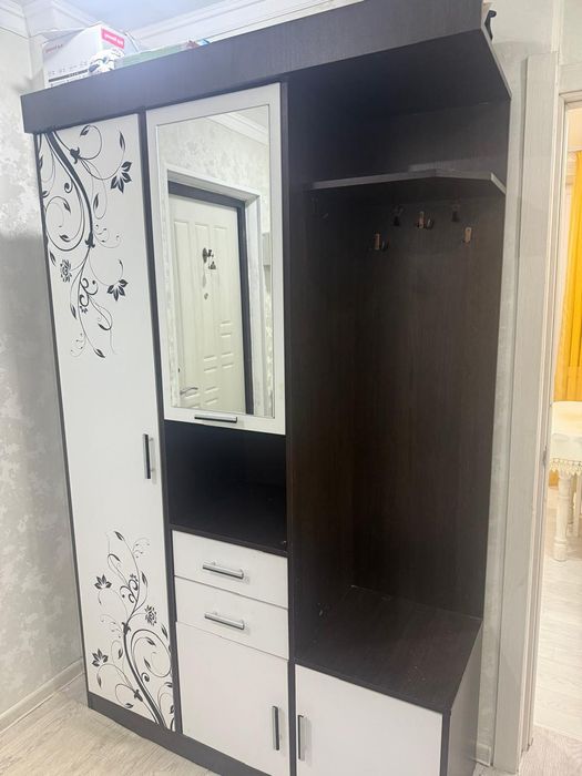 Продам прихожую шкаф.
