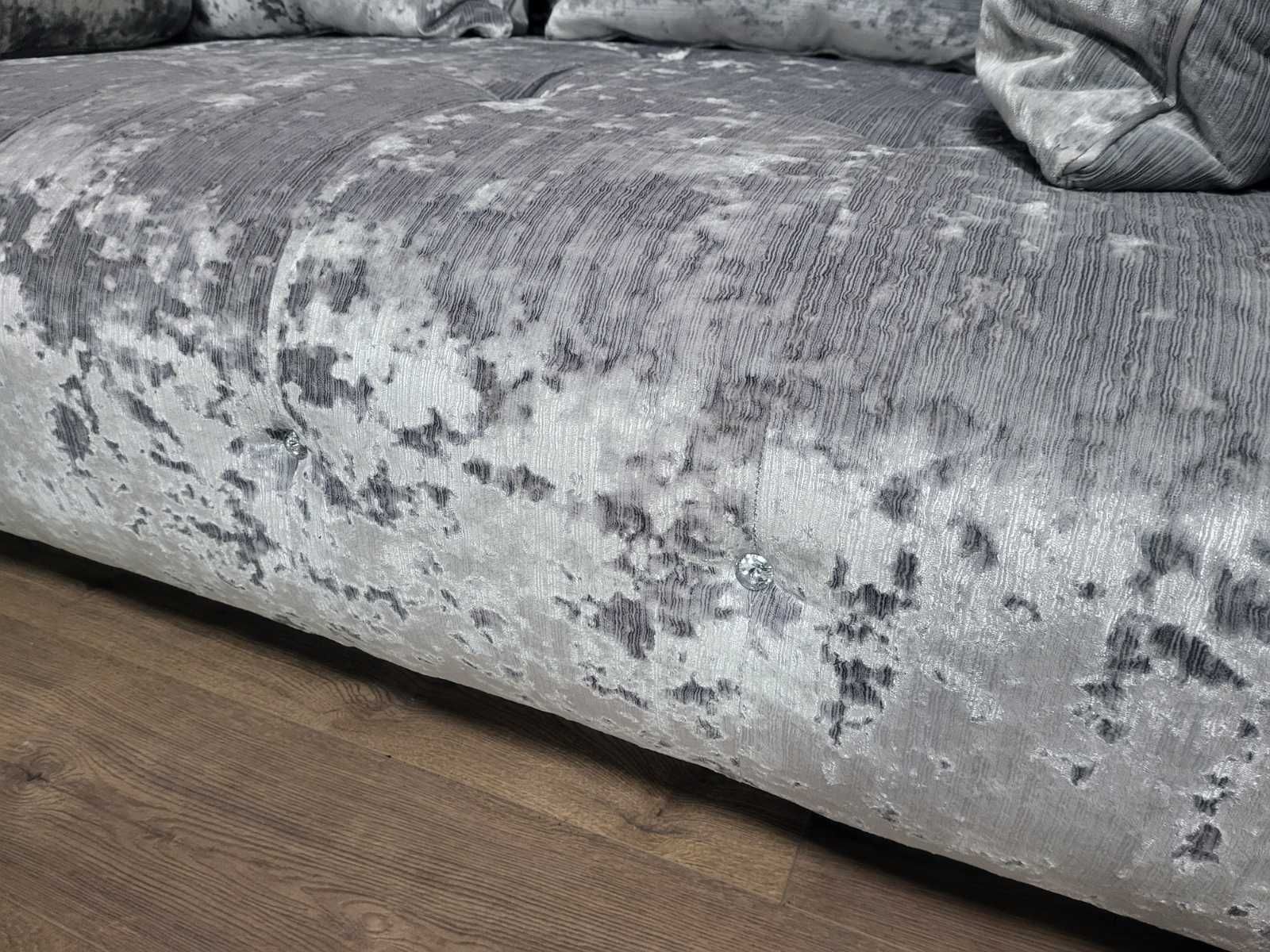 Сиви плюшени дивани от плат тройка и двойка