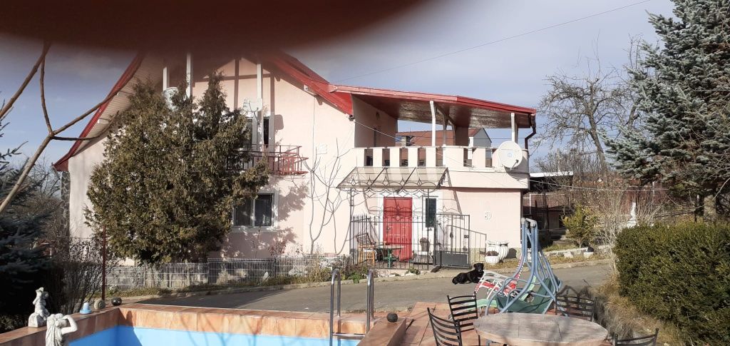 Proprietari, vindem casa cu gradina mare în Tărlungeni