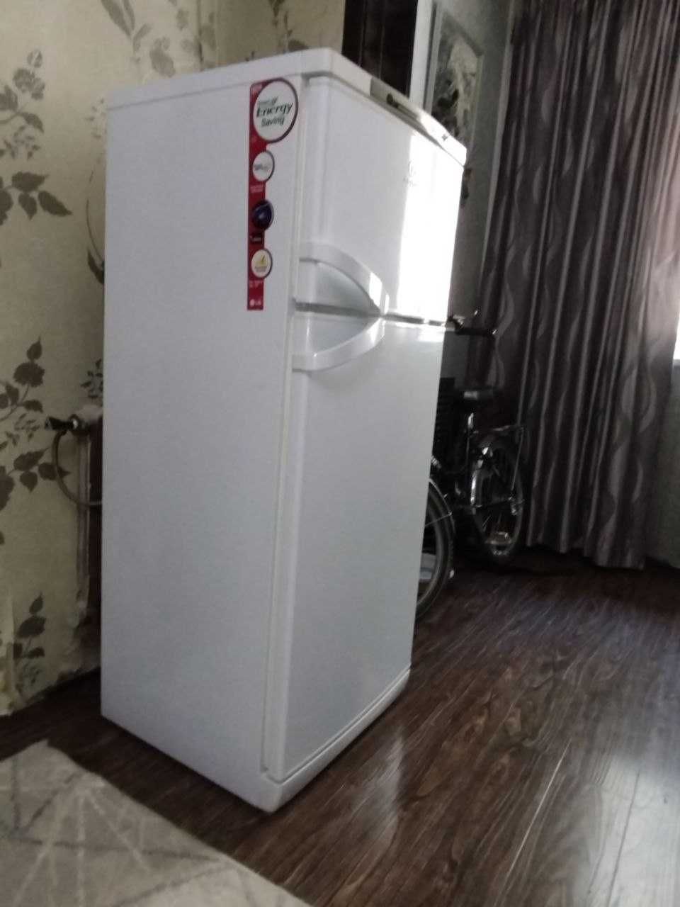 Продается свой двухкамерный холодильник INDESIT