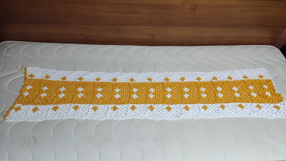 Дълъг двуцветен тишлайфер плетен на една кука