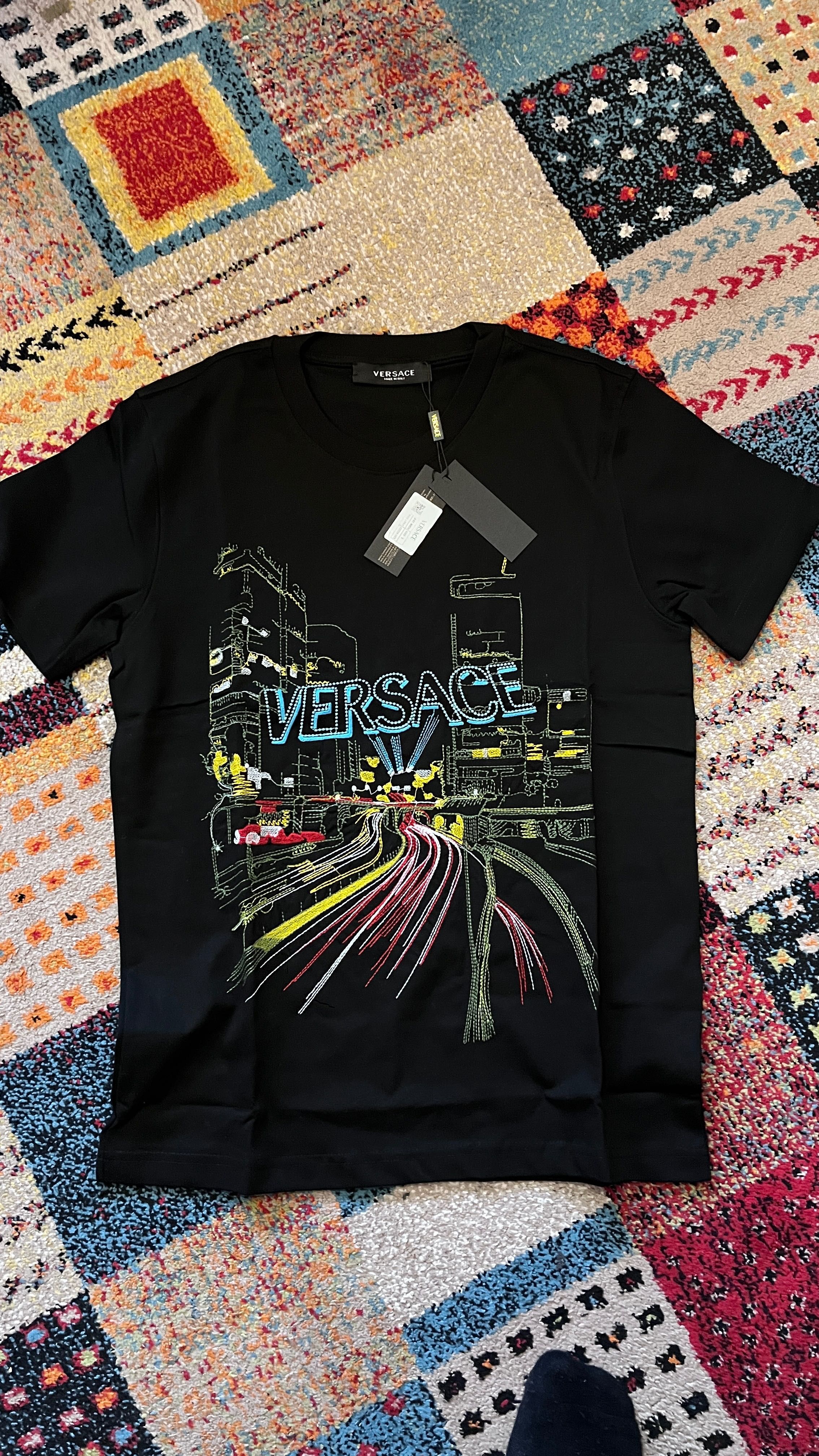 Топ гъзарска тениска Versace City Lights