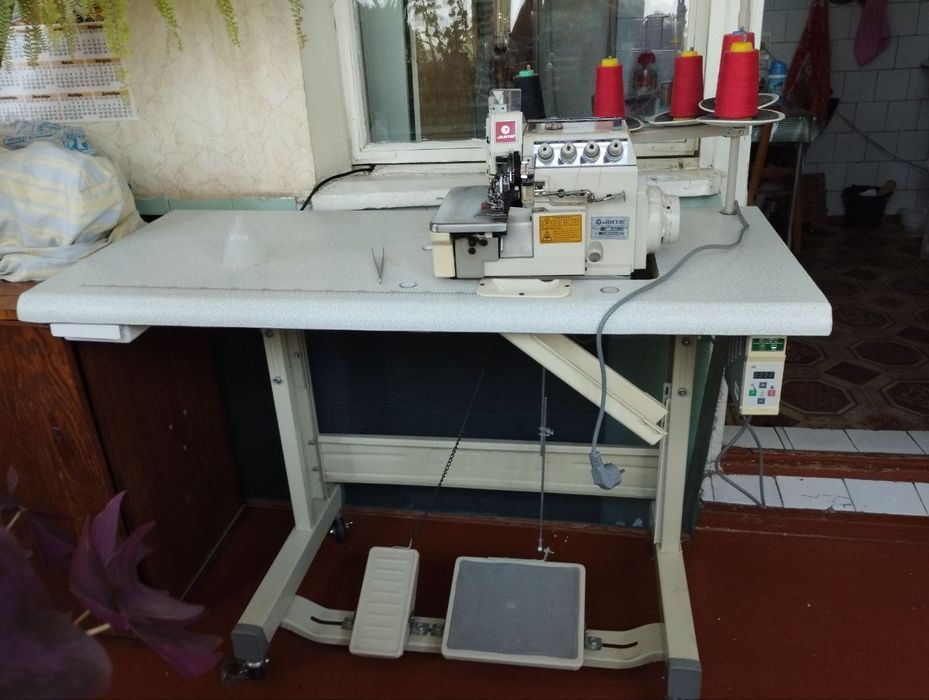 Продам оверлок Juita