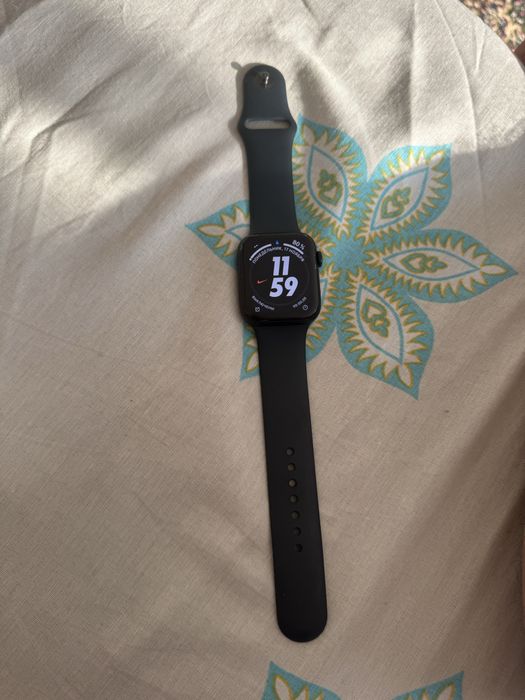 Продам apple watch se 2 44mm