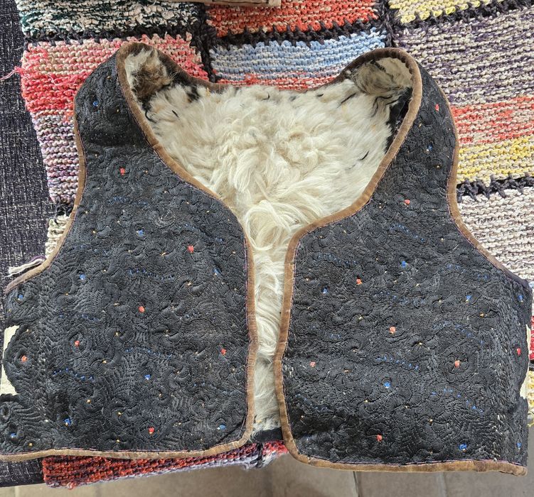 Vând cojocel tradițional țărănesc din piele și lână de oaie
Vând cojoc
