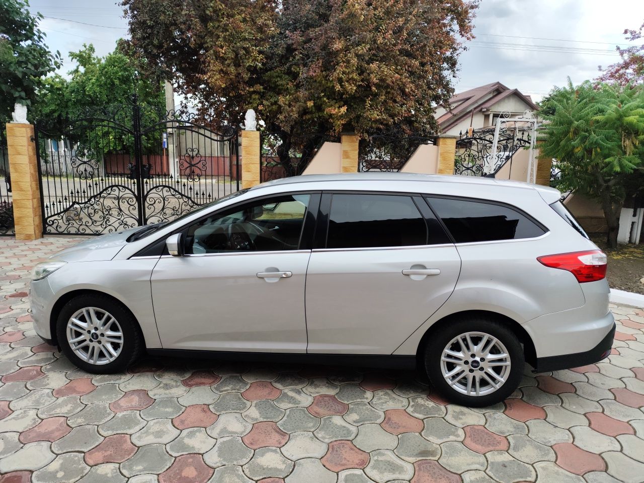 Ford Focus.         .