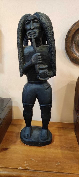 Красива ръчно изработена фигурка от старо дърво