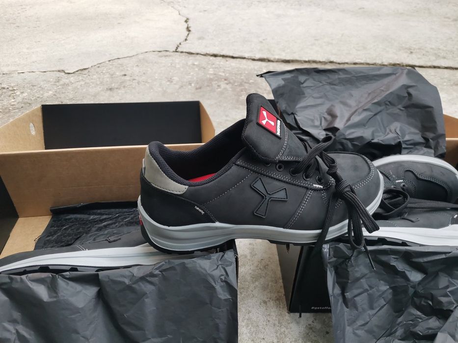 Предлагам чисто нови работни обувки три чифта марка .