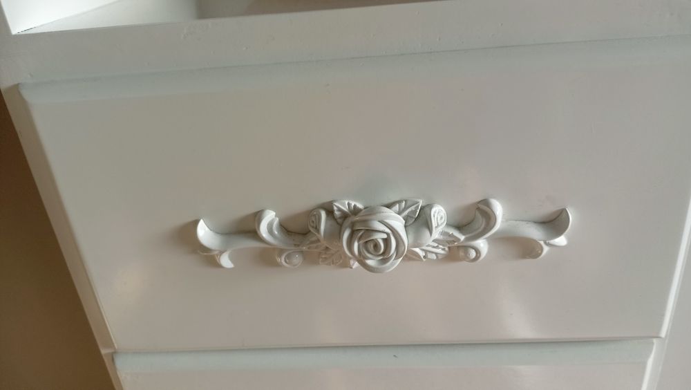 Винтидж шкафче с декоративни елементи