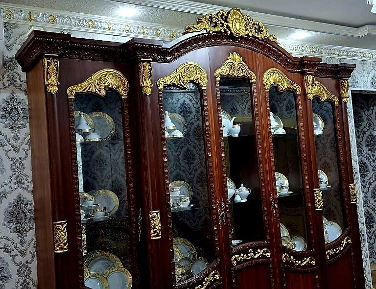 Стенка для гостиной, внизу есть шкафчики состояния хорошее зеркала не