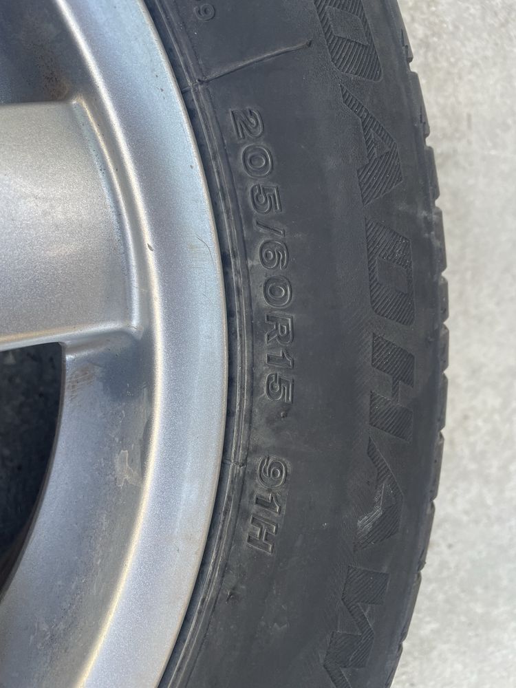 Продавам гуми с джанти за Audi