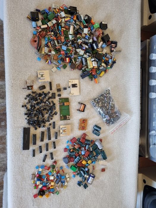 Pachet dif piese, Tranzistori mici, Integrate, etc. Perfecta stare.