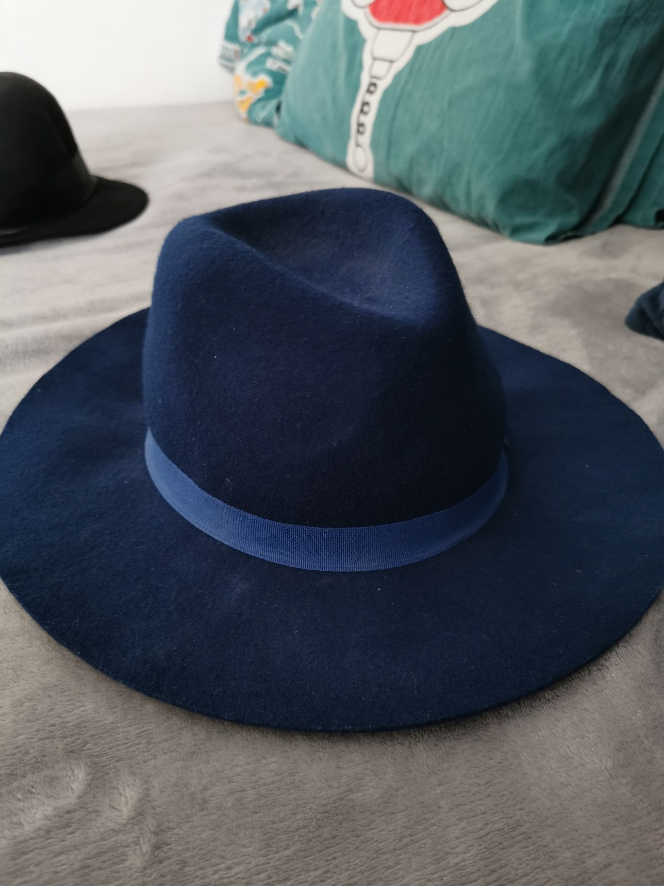 Vând pălărie bleumarin femei