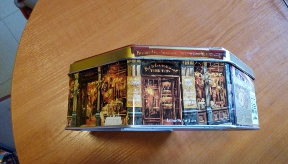 Метална кутия за бисквити  с картини на Виктор Швайко - Viktor Shvaiko