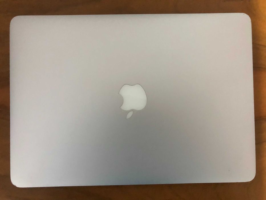 MacBook Air 13,3 '' 2017 i5 1,8 GHz, 8 GB, flash 128 GB. IMPECABIL