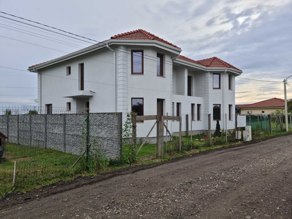 vand sau schimb casa cu apartament