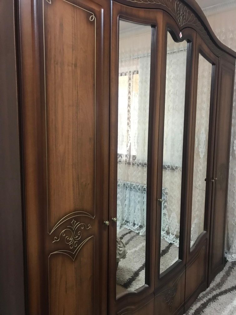 Кровать, шкаф, тримо, тумбочки