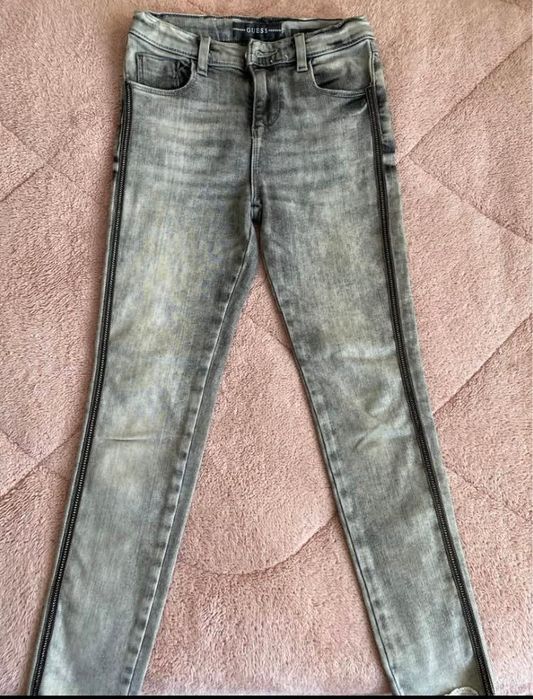 Детски сиво дънки guess почти не е носен