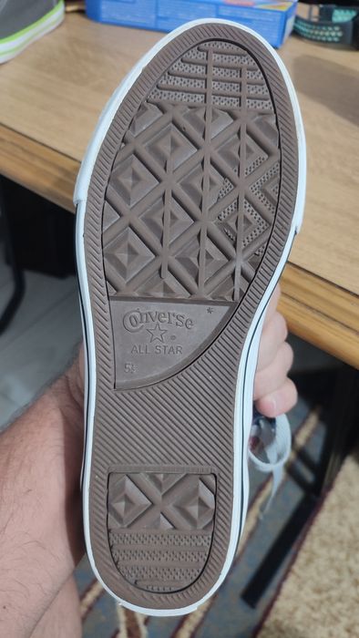 Vând teniși Converse