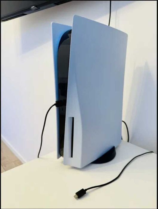 PS5 cu 3 manete ca nou