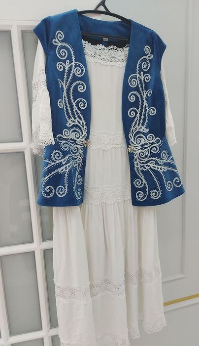Продам кажекей и белое платье б/у
