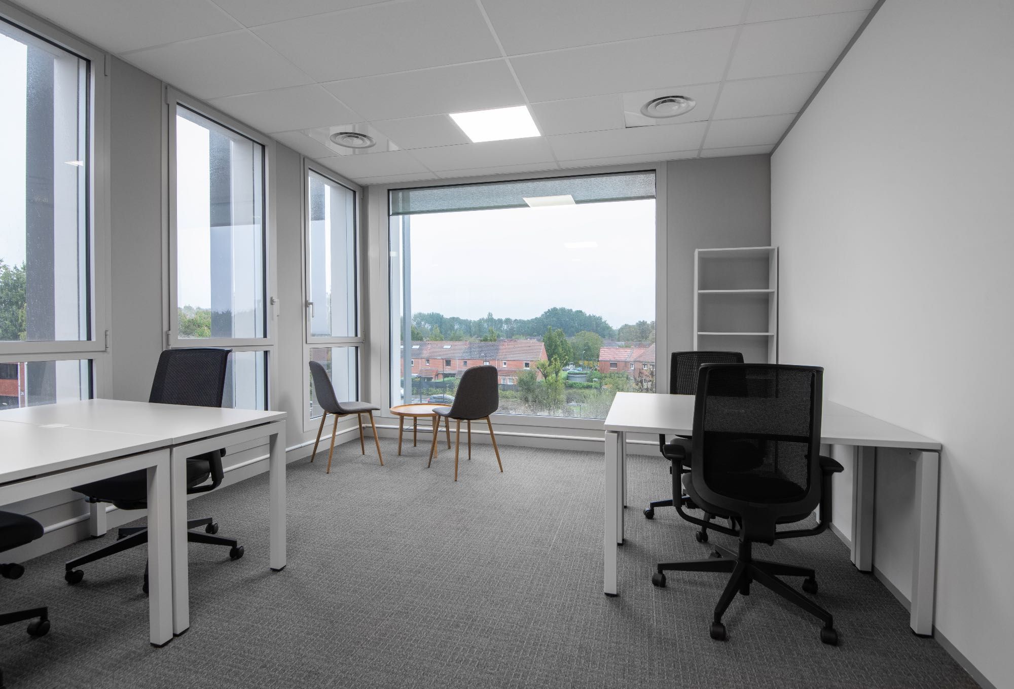 Самостоятелно офис пространство за 3-4 души в Regus Emblem