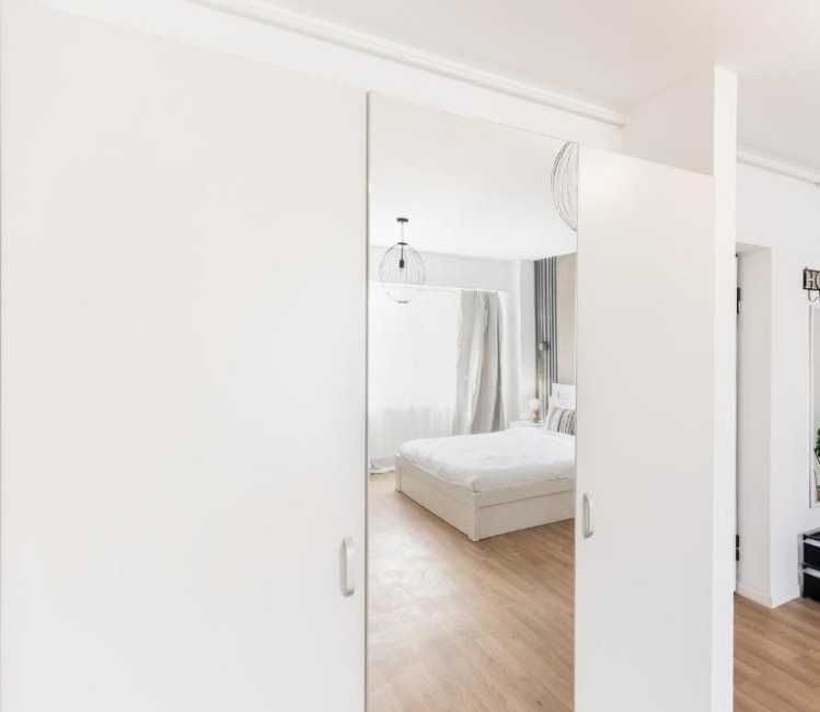 Dulap alb nou, din pal, 3 uși, oglindă pe mijloc, nefolosit