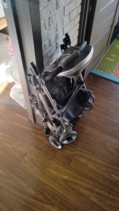 Детская складная коляска