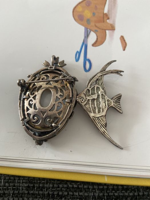 Vand 2 brose din argint