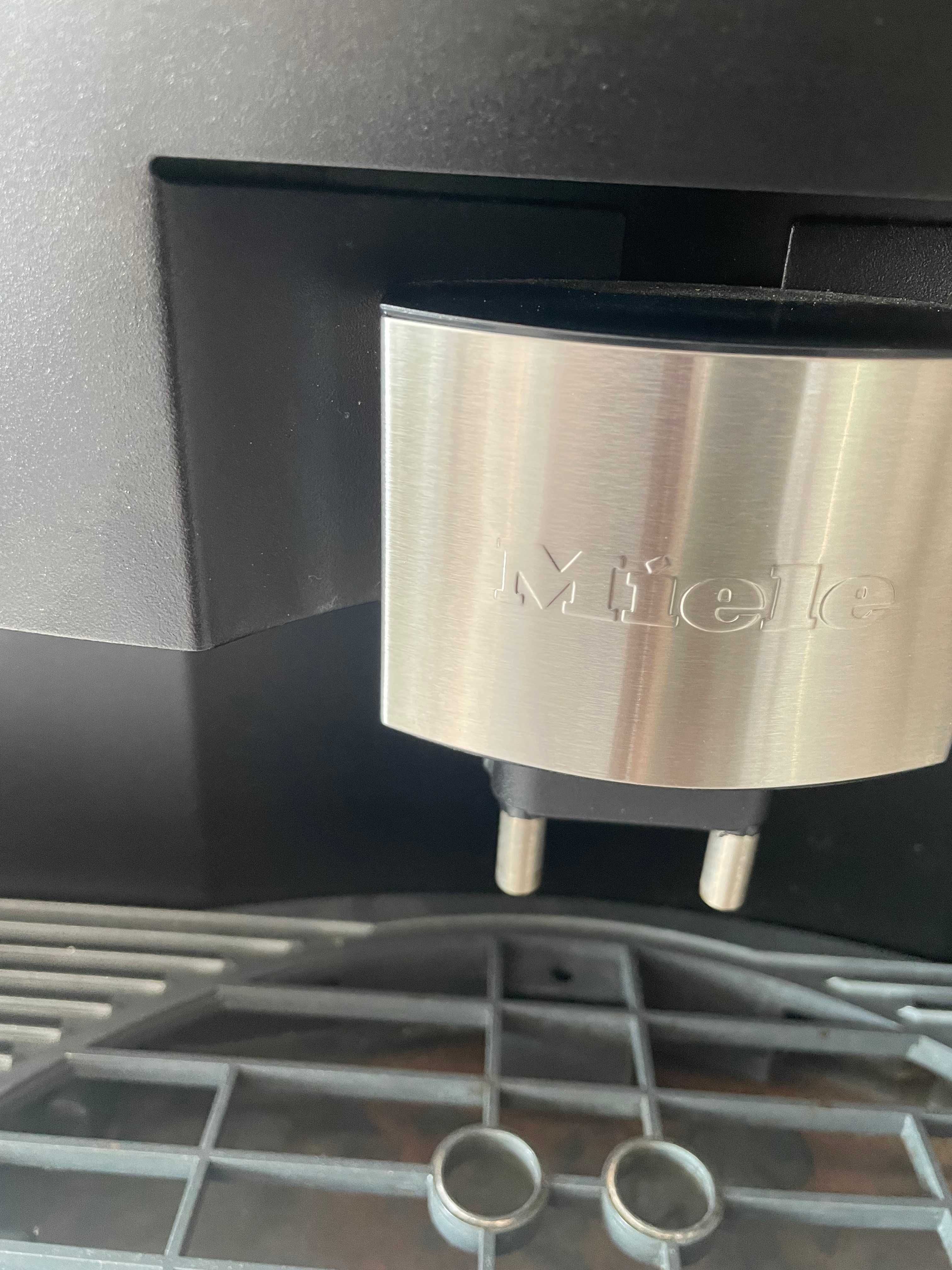 Кафе машина за вграждане Miele