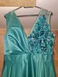 Se vinde rochie purtată o singură dată marime 42 cu flori 3D
