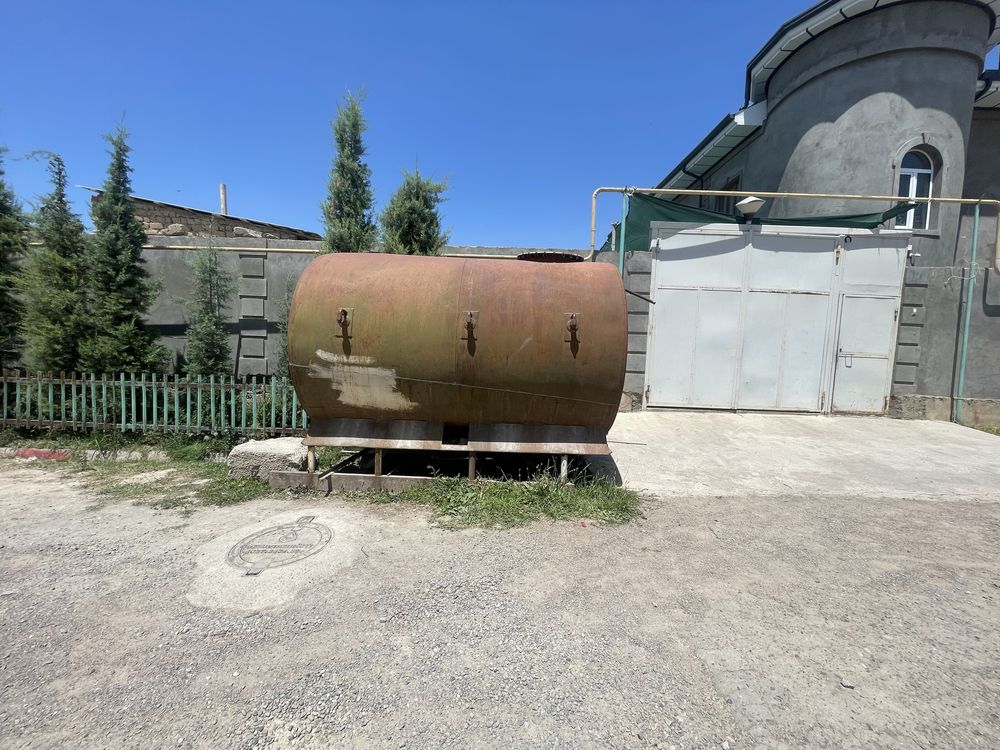 Ёмкость сотилади 8 тонна сув кетади срочно нархи 2000$ келшамиз тел
