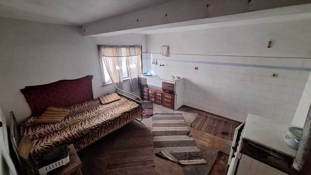 Продавам две къщи
